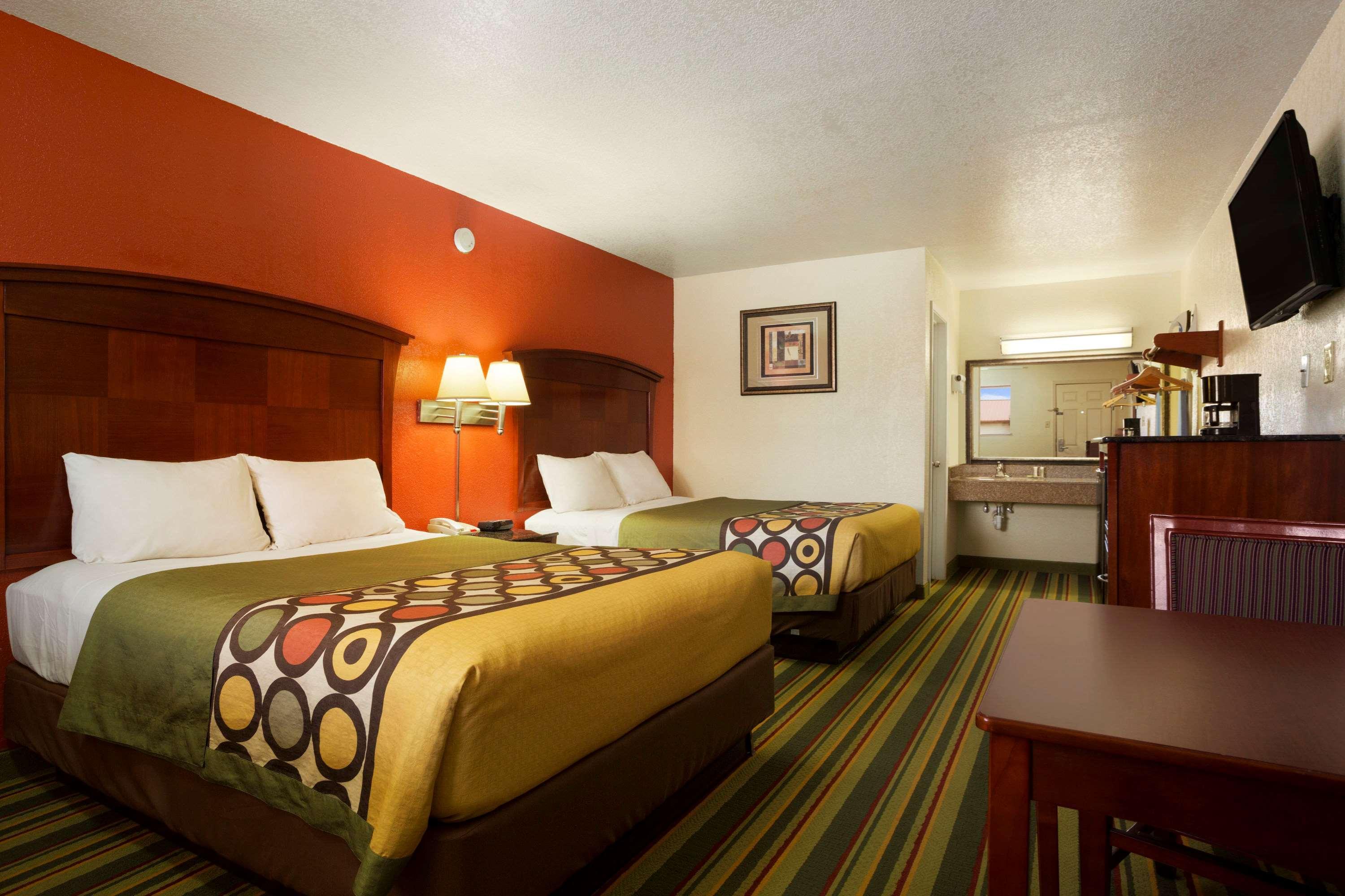 Super 8 By Wyndham Pleasanton Motel Luaran gambar
