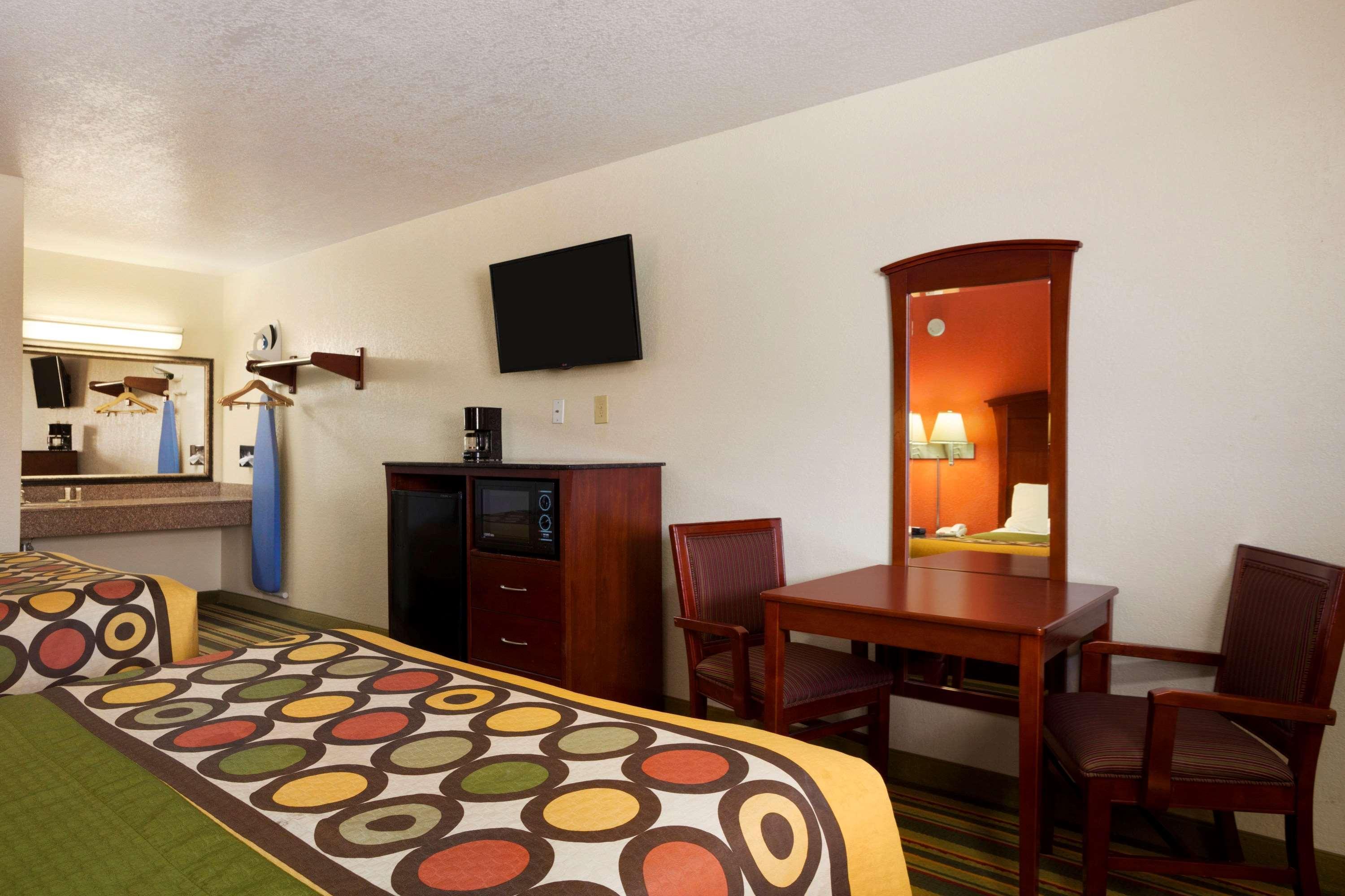 Super 8 By Wyndham Pleasanton Motel Luaran gambar