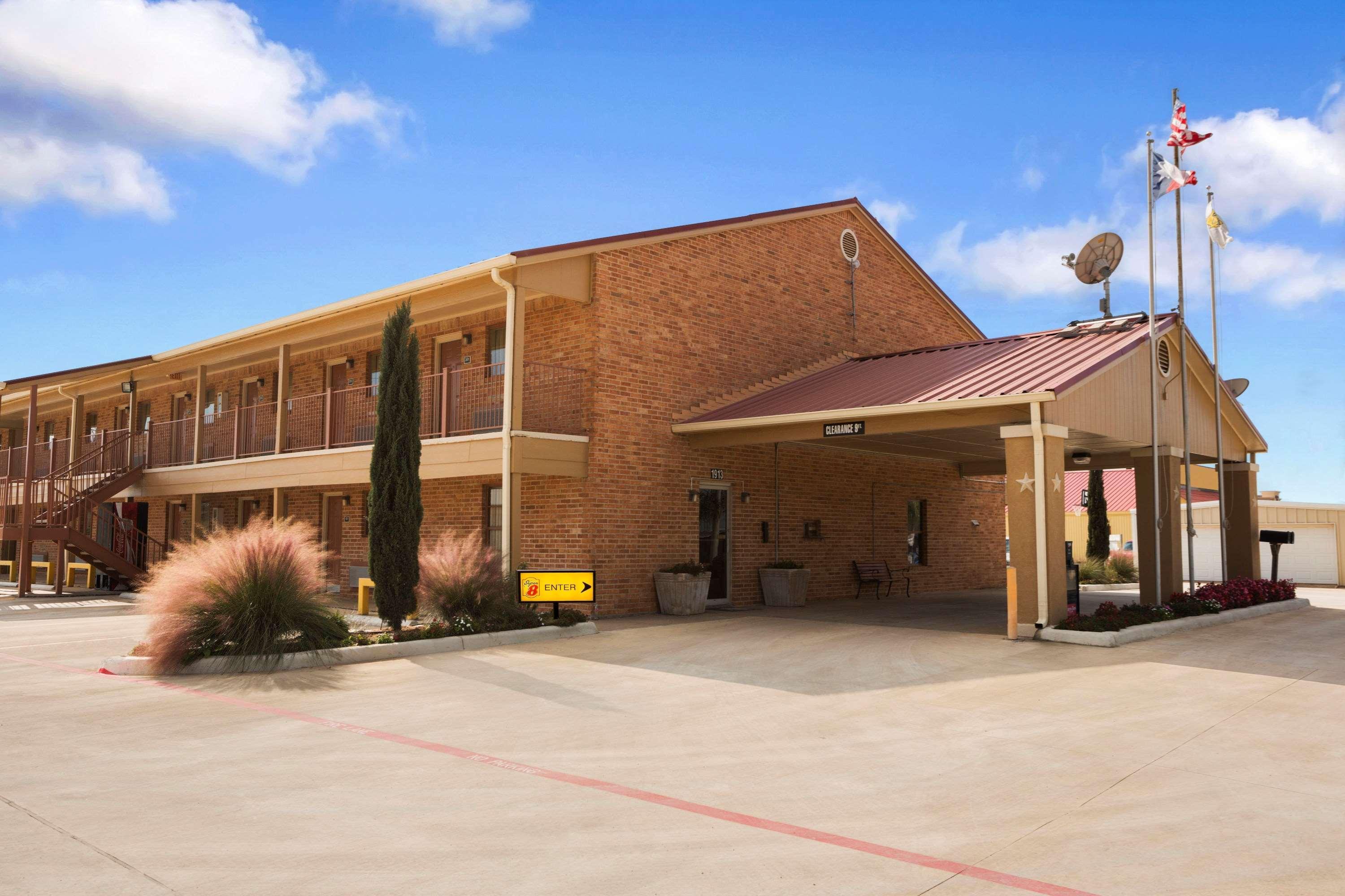 Super 8 By Wyndham Pleasanton Motel Luaran gambar