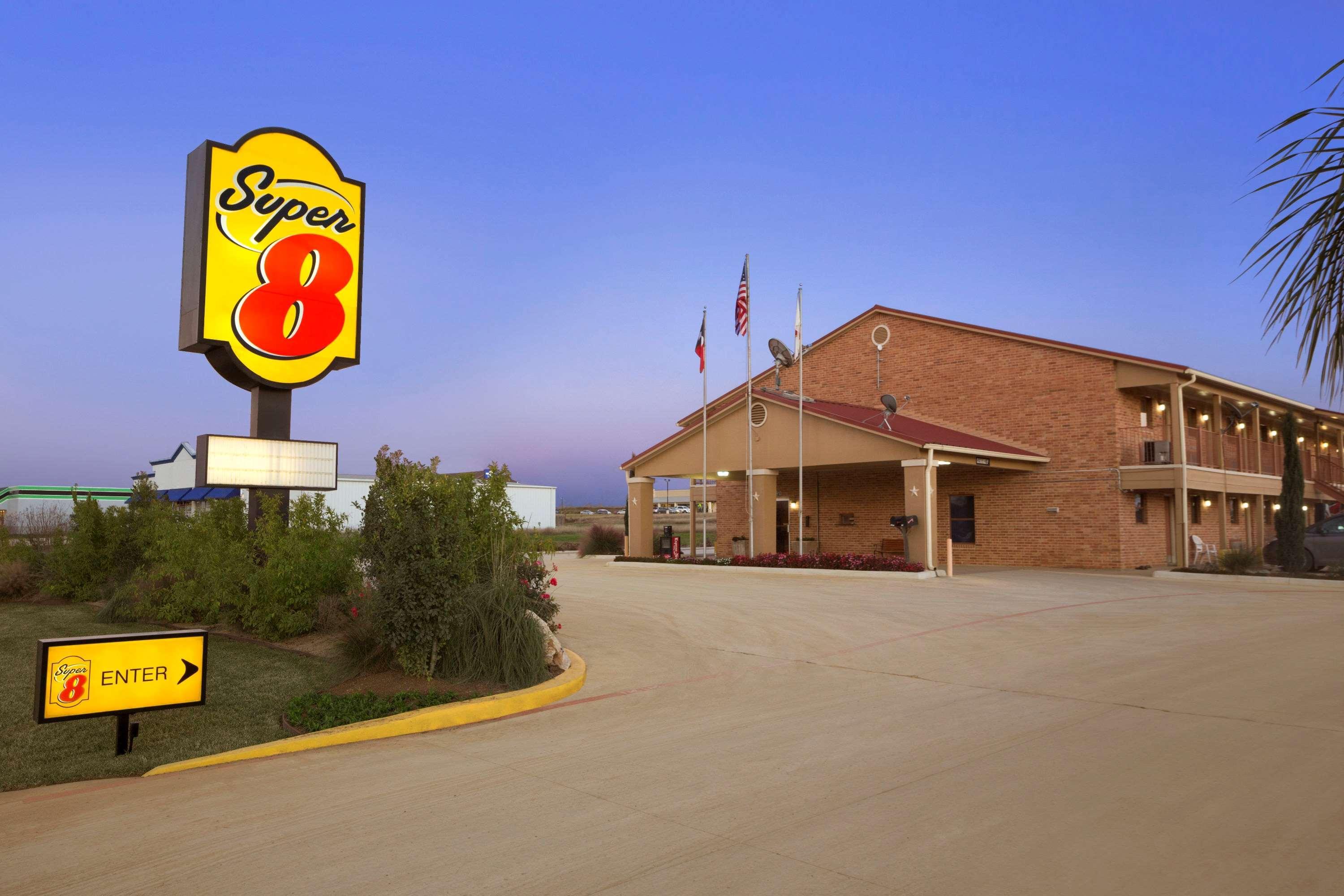 Super 8 By Wyndham Pleasanton Motel Luaran gambar