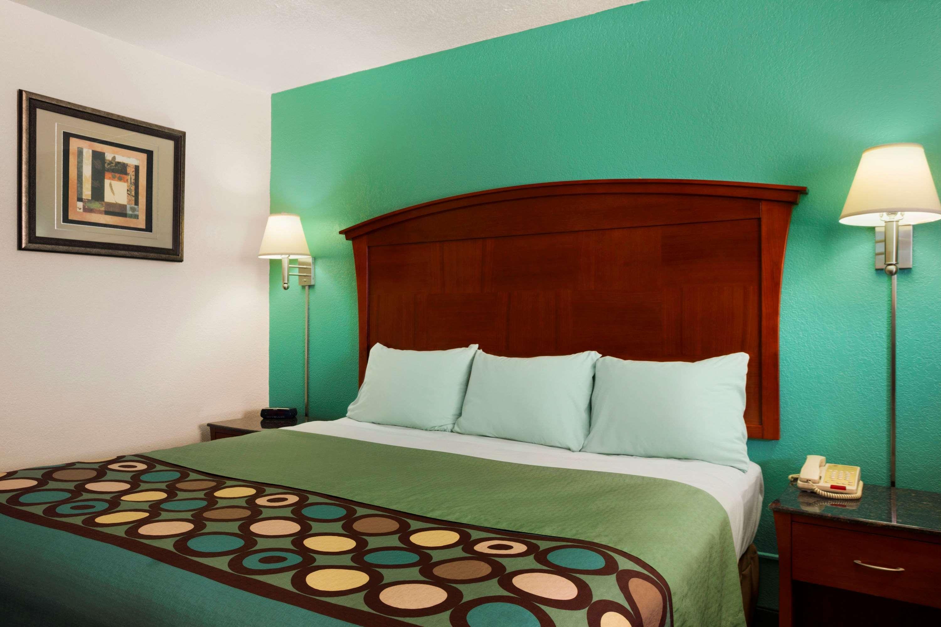 Super 8 By Wyndham Pleasanton Motel Luaran gambar