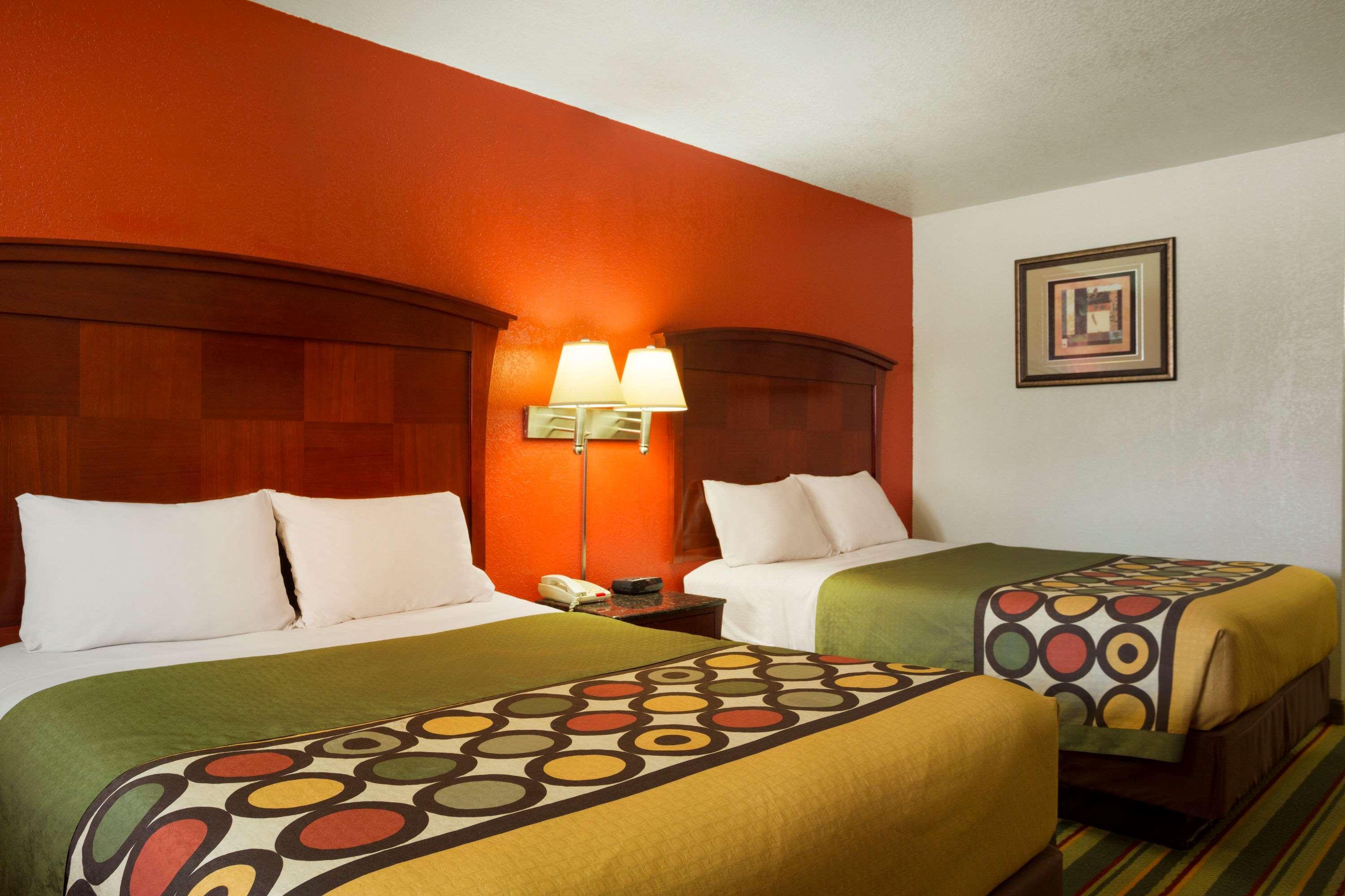 Super 8 By Wyndham Pleasanton Motel Luaran gambar