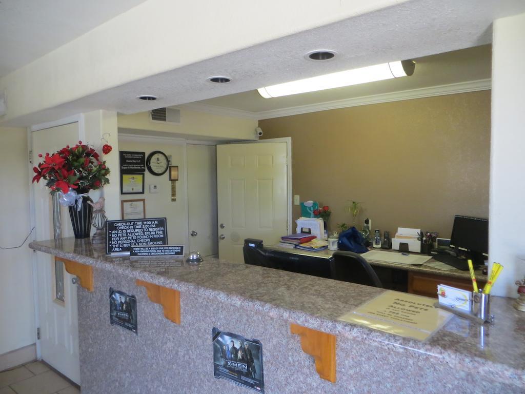 Super 8 By Wyndham Pleasanton Motel Luaran gambar