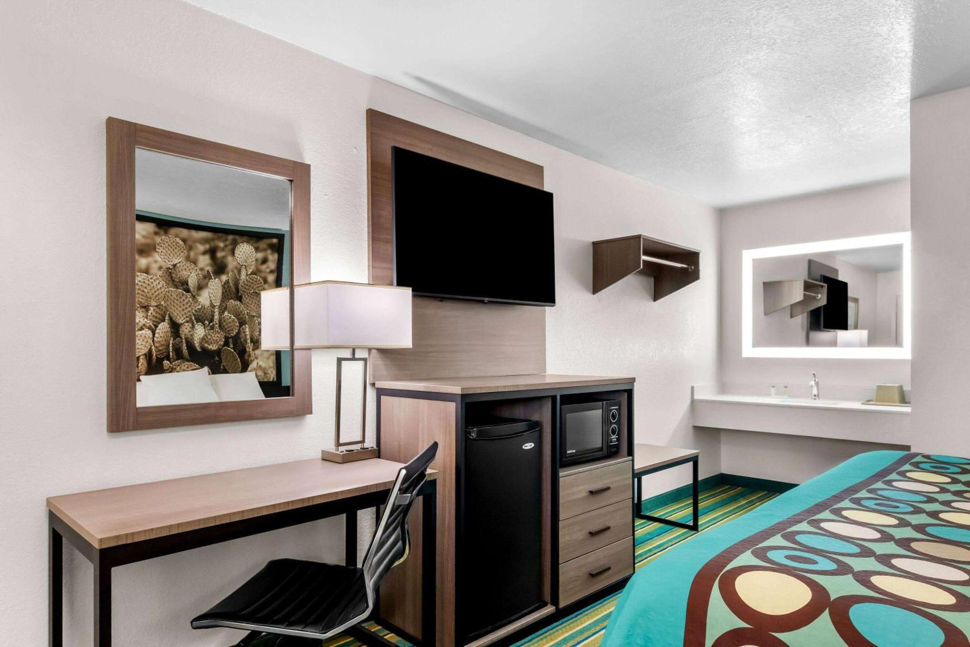 Super 8 By Wyndham Pleasanton Motel Luaran gambar