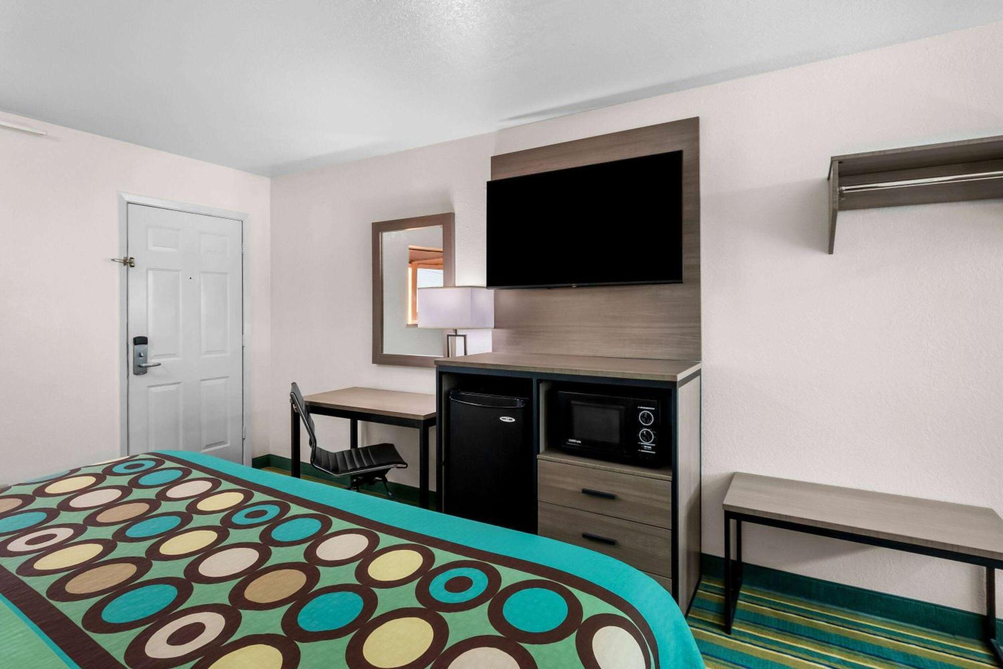Super 8 By Wyndham Pleasanton Motel Luaran gambar