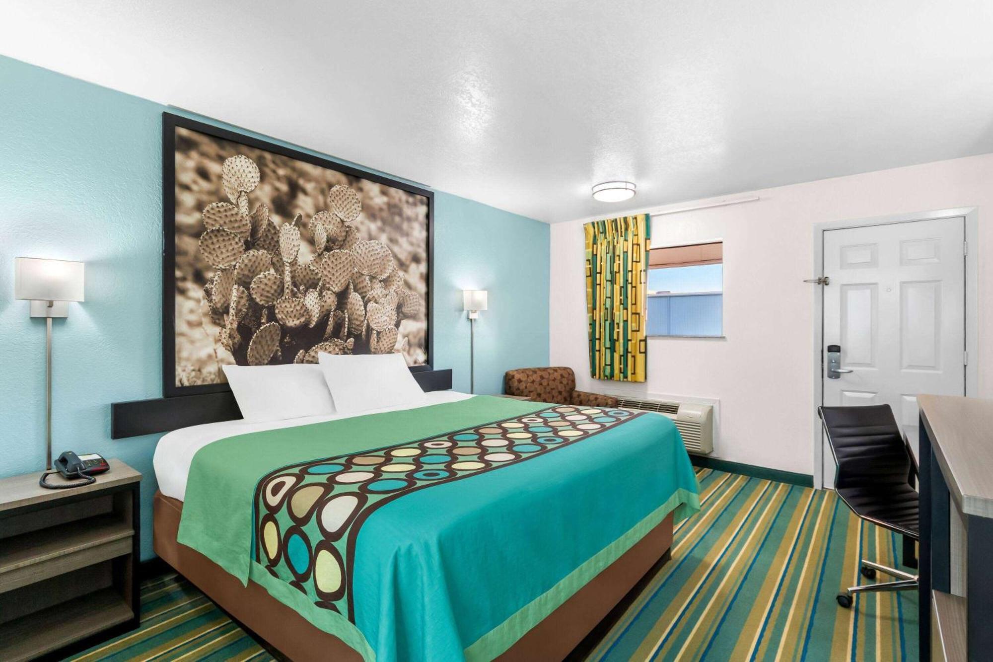 Super 8 By Wyndham Pleasanton Motel Luaran gambar