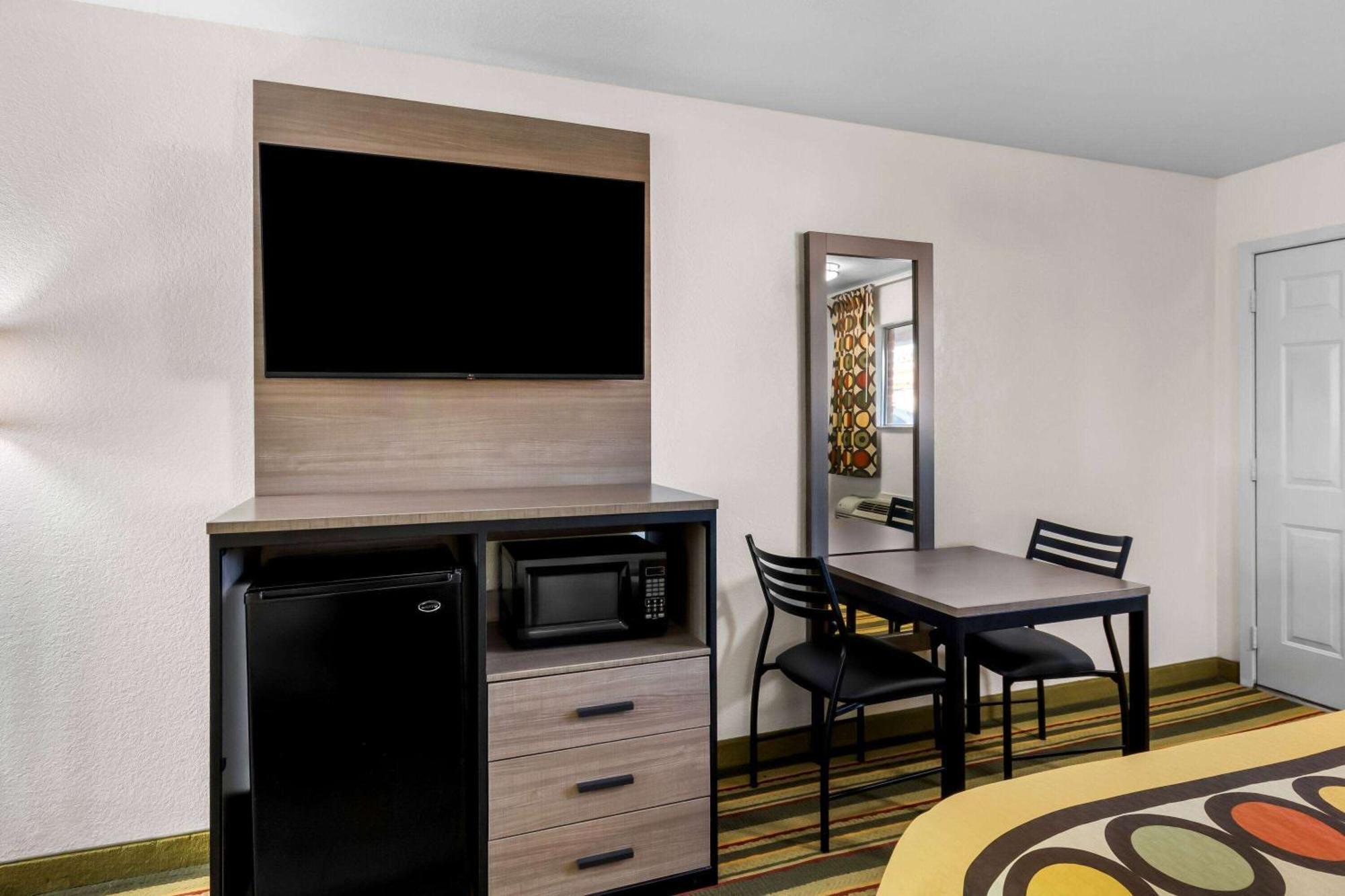 Super 8 By Wyndham Pleasanton Motel Luaran gambar