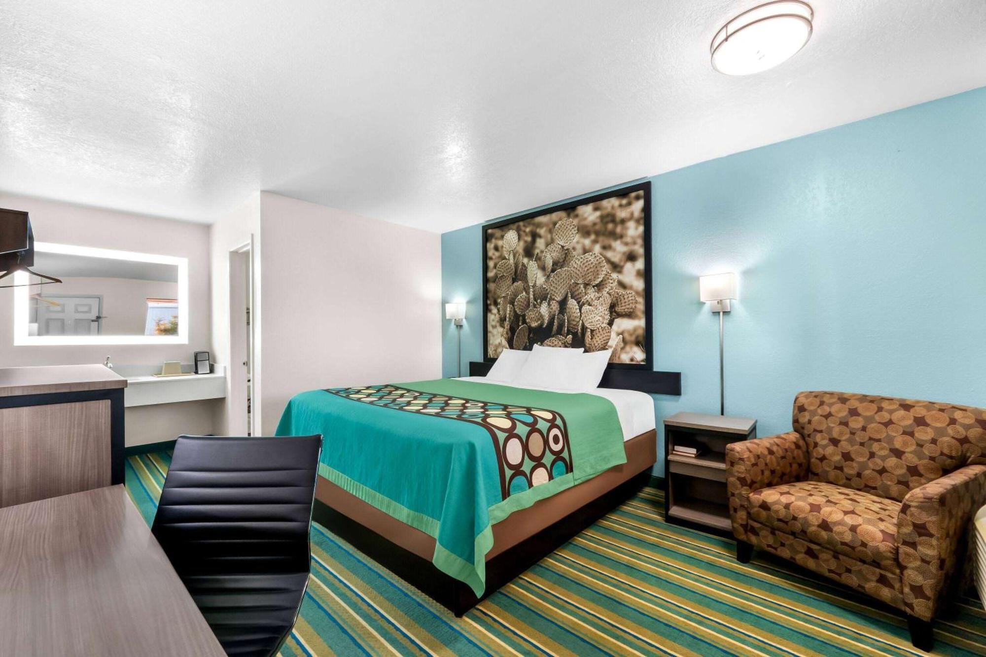 Super 8 By Wyndham Pleasanton Motel Luaran gambar
