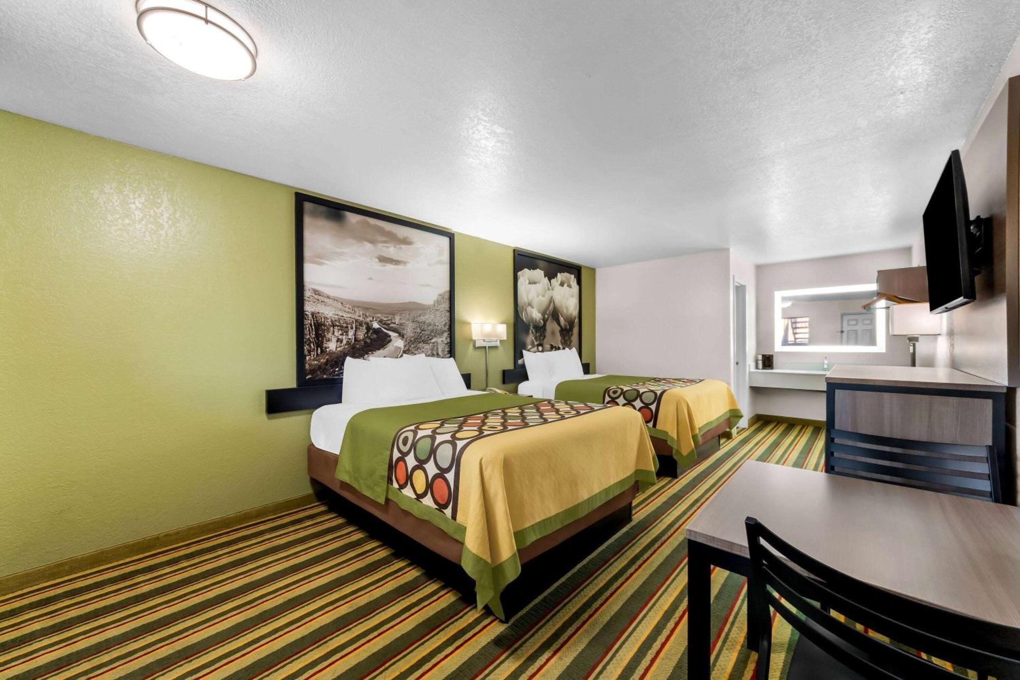 Super 8 By Wyndham Pleasanton Motel Luaran gambar