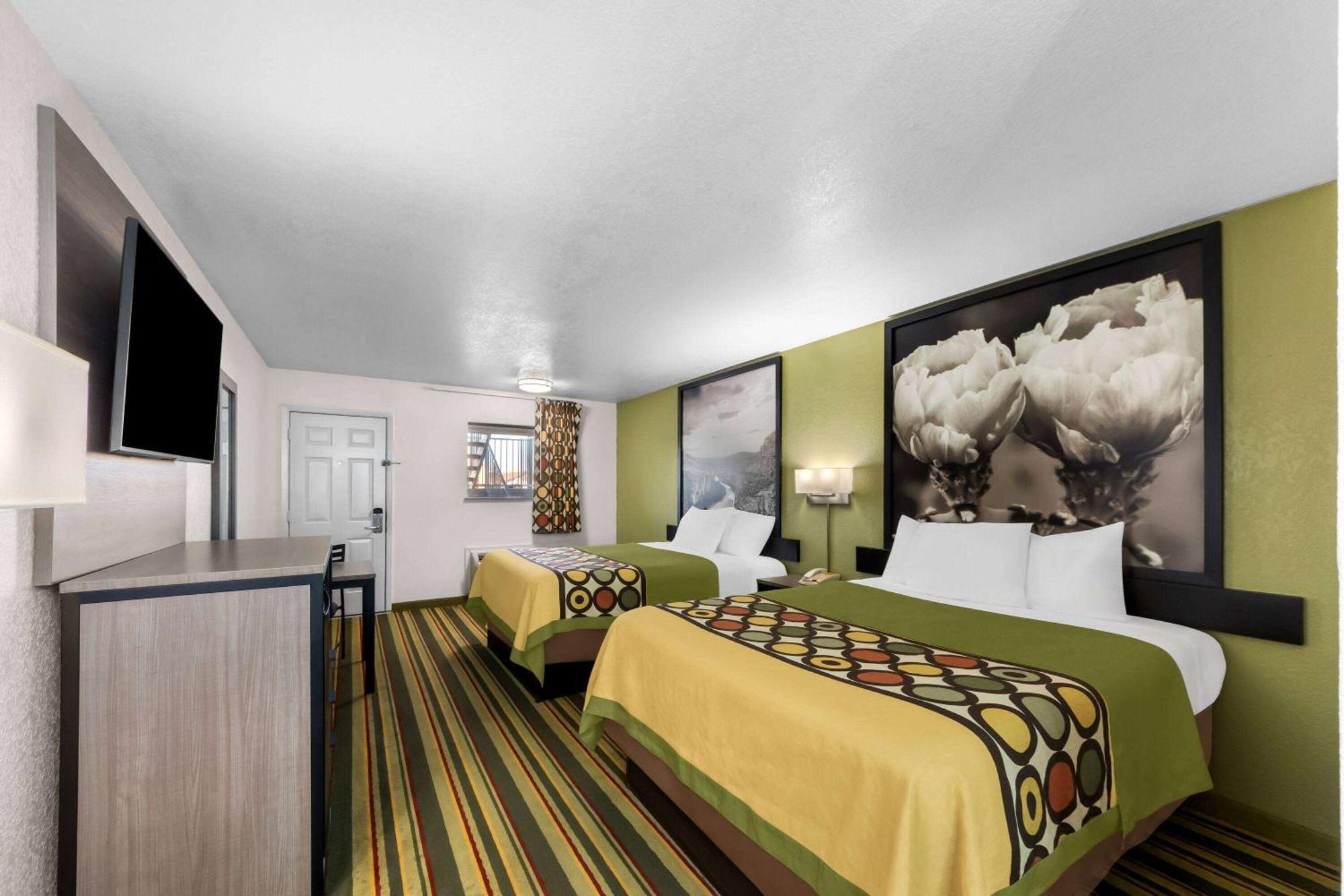 Super 8 By Wyndham Pleasanton Motel Luaran gambar