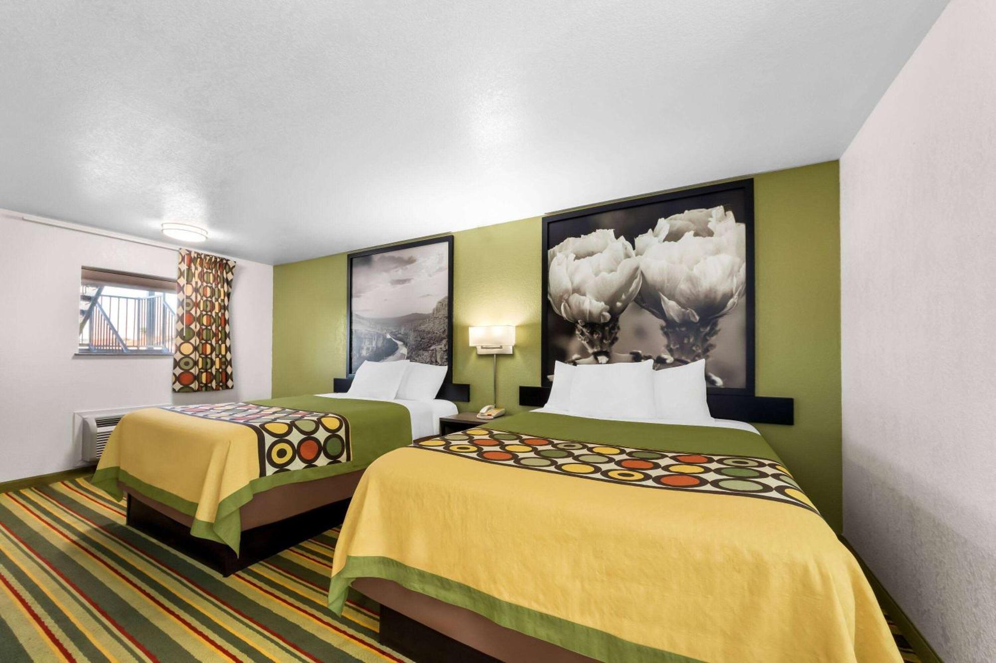 Super 8 By Wyndham Pleasanton Motel Luaran gambar
