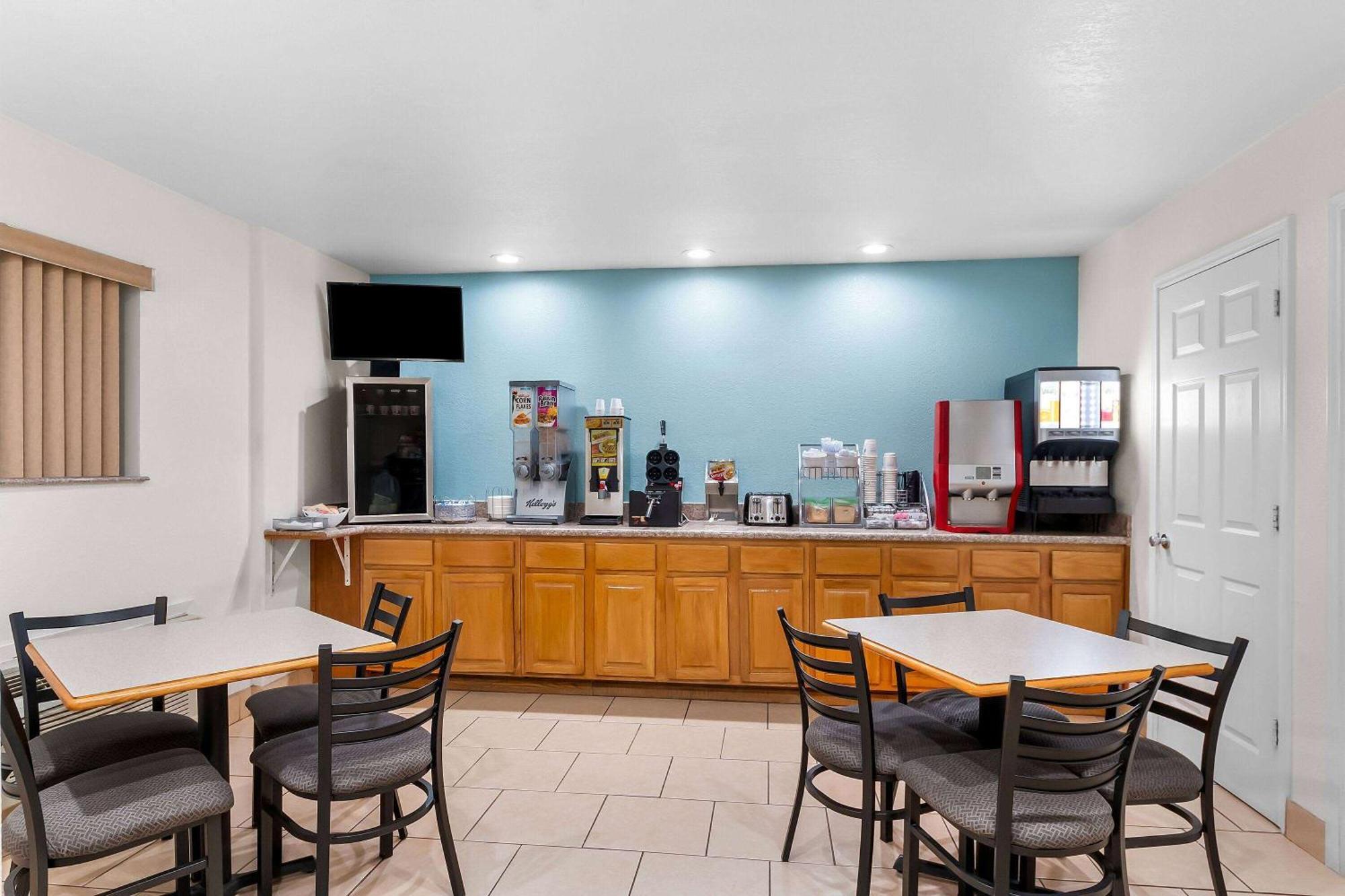 Super 8 By Wyndham Pleasanton Motel Luaran gambar
