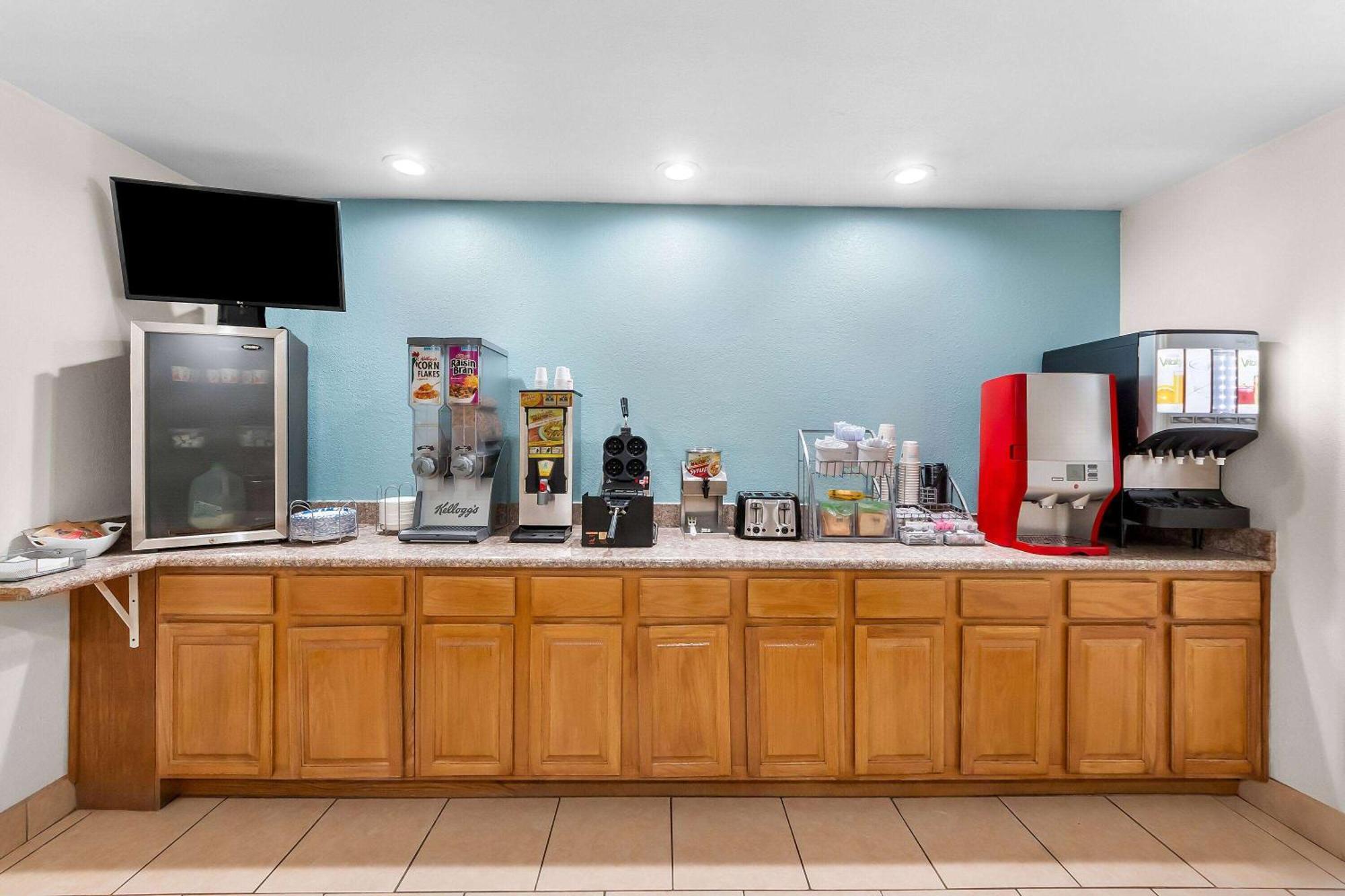 Super 8 By Wyndham Pleasanton Motel Luaran gambar