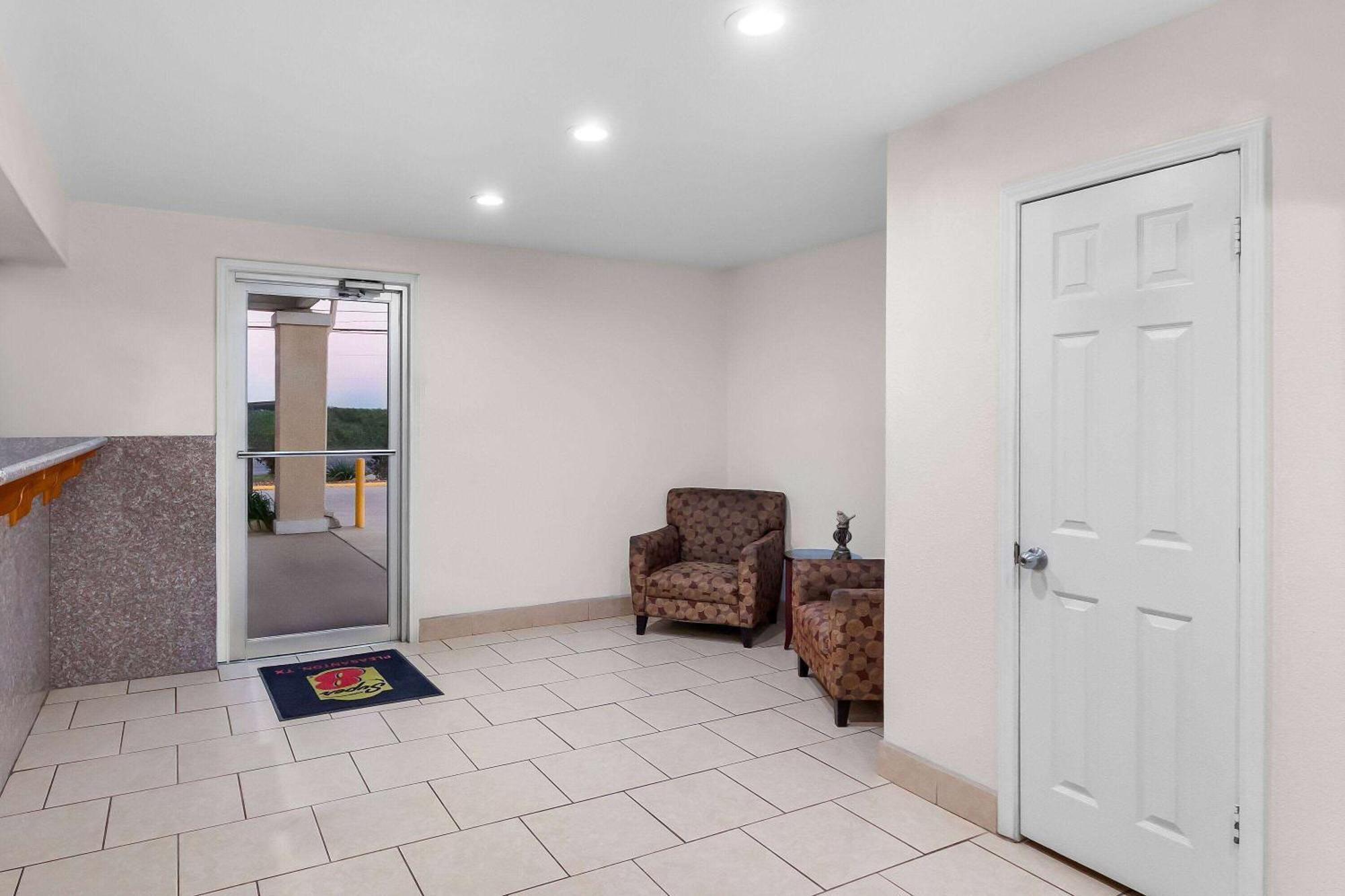 Super 8 By Wyndham Pleasanton Motel Luaran gambar
