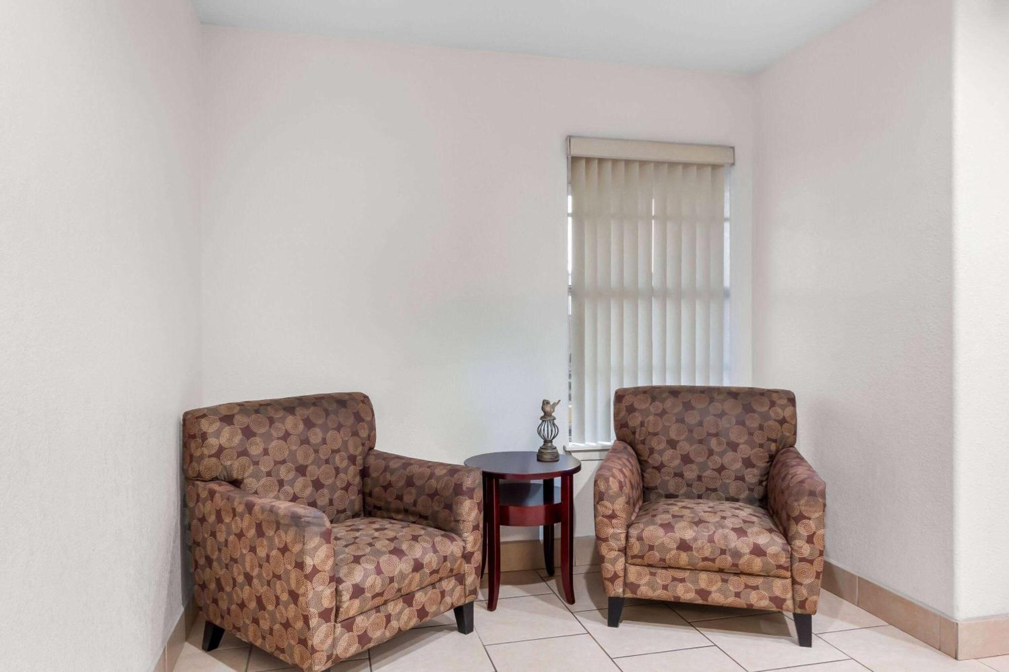 Super 8 By Wyndham Pleasanton Motel Luaran gambar