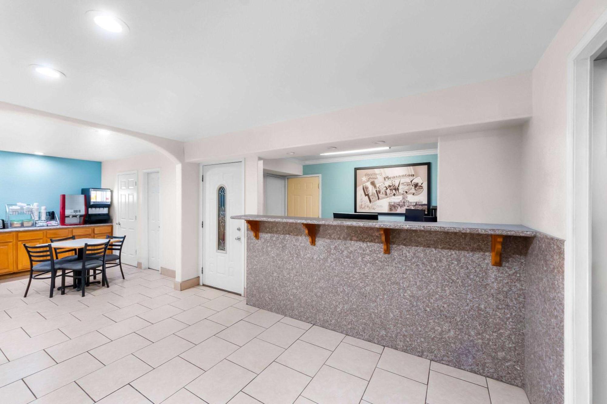 Super 8 By Wyndham Pleasanton Motel Luaran gambar