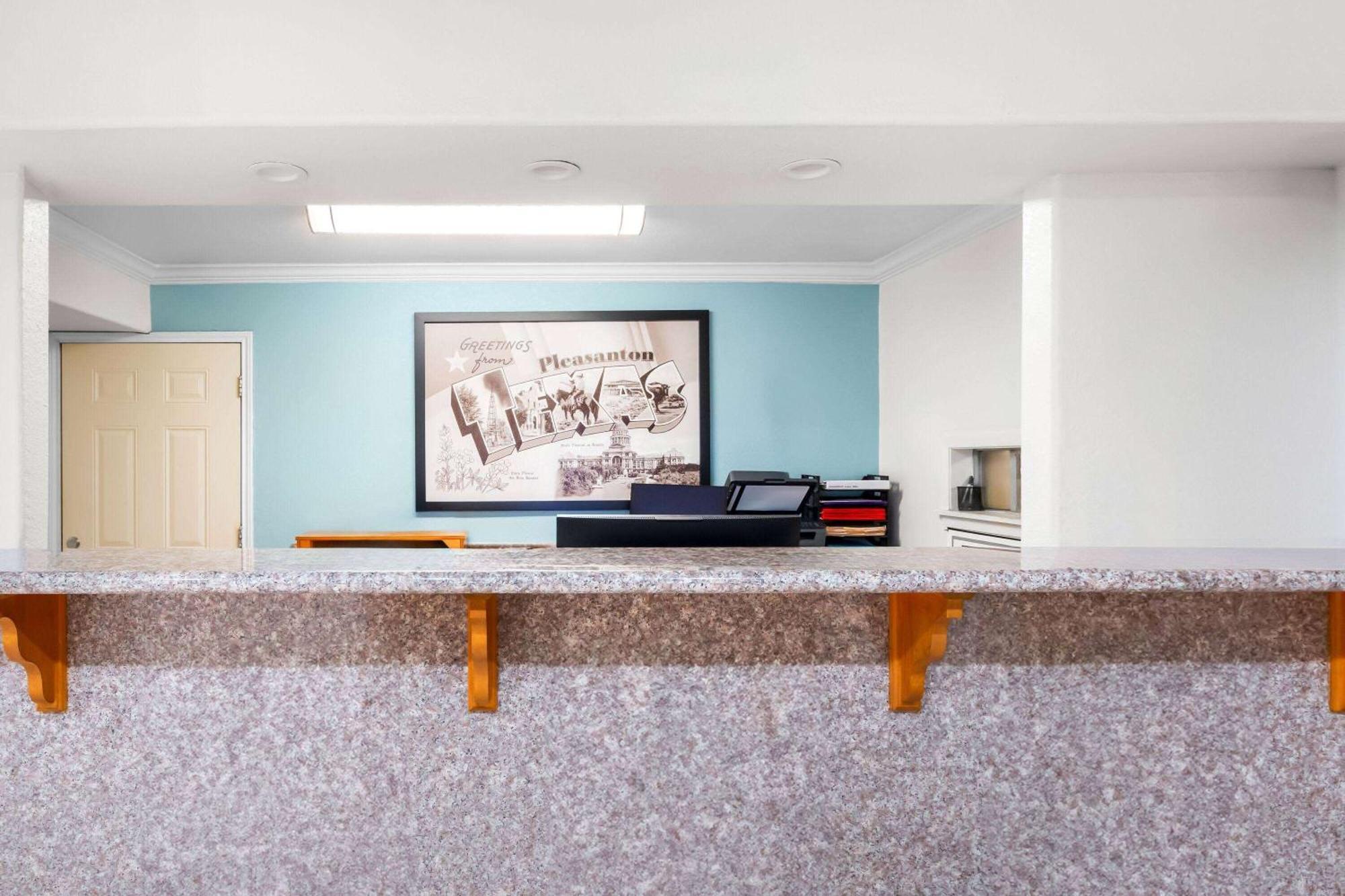 Super 8 By Wyndham Pleasanton Motel Luaran gambar