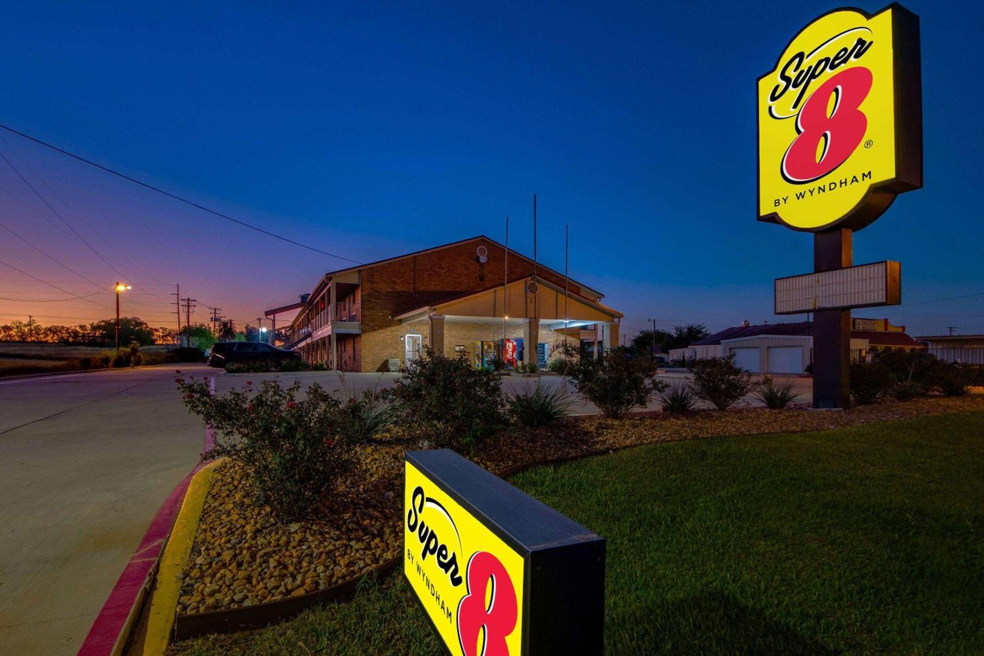 Super 8 By Wyndham Pleasanton Motel Luaran gambar