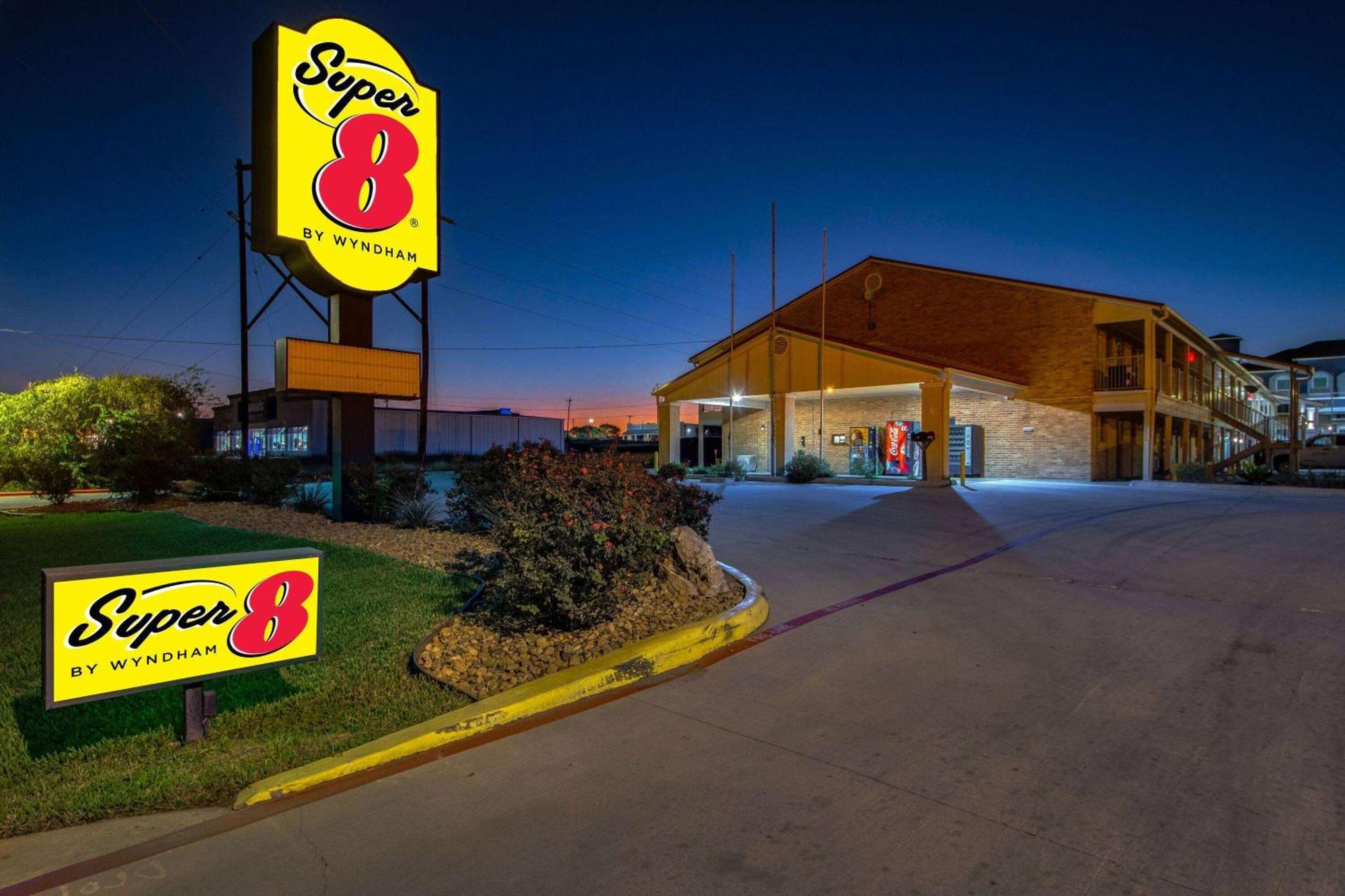Super 8 By Wyndham Pleasanton Motel Luaran gambar