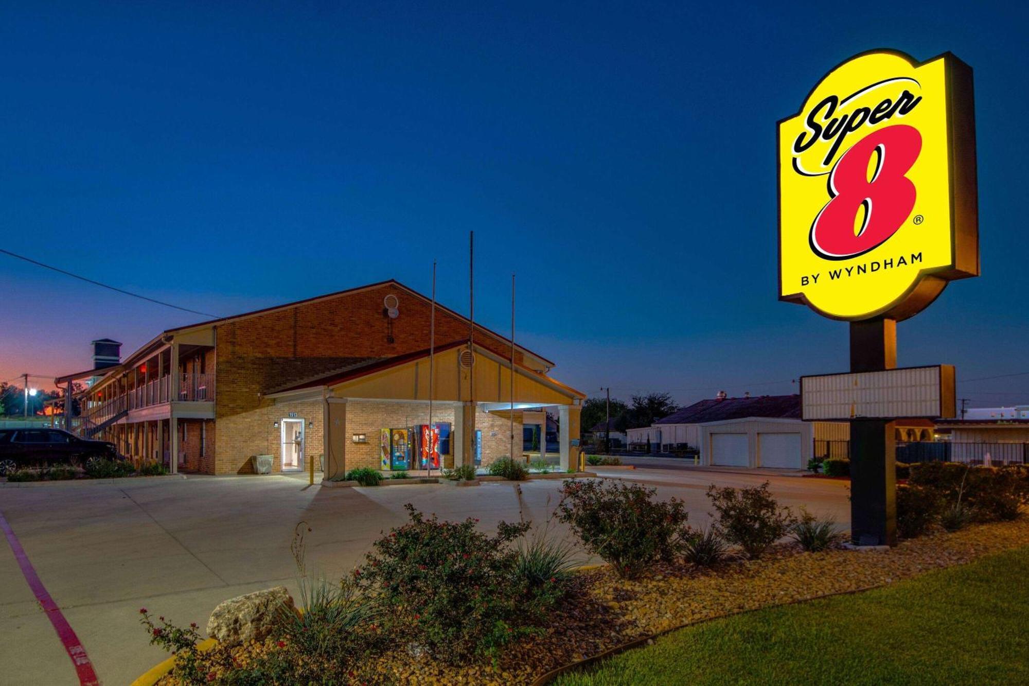 Super 8 By Wyndham Pleasanton Motel Luaran gambar