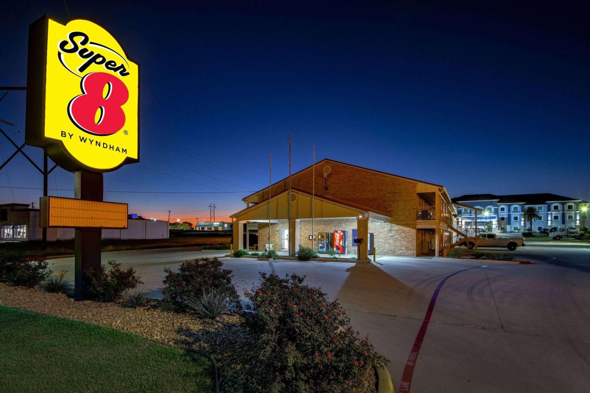 Super 8 By Wyndham Pleasanton Motel Luaran gambar