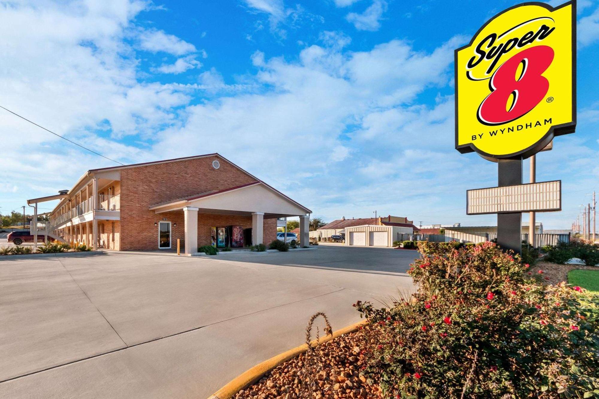 Super 8 By Wyndham Pleasanton Motel Luaran gambar