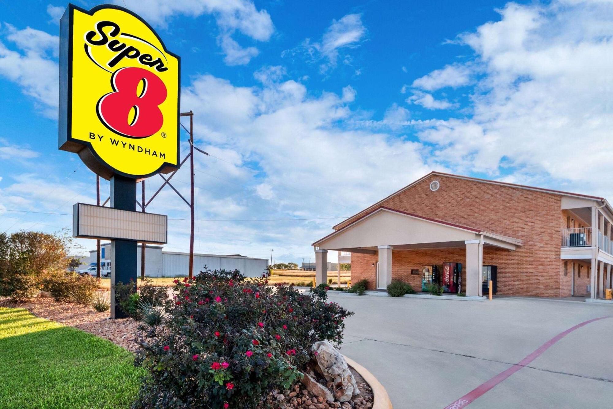 Super 8 By Wyndham Pleasanton Motel Luaran gambar