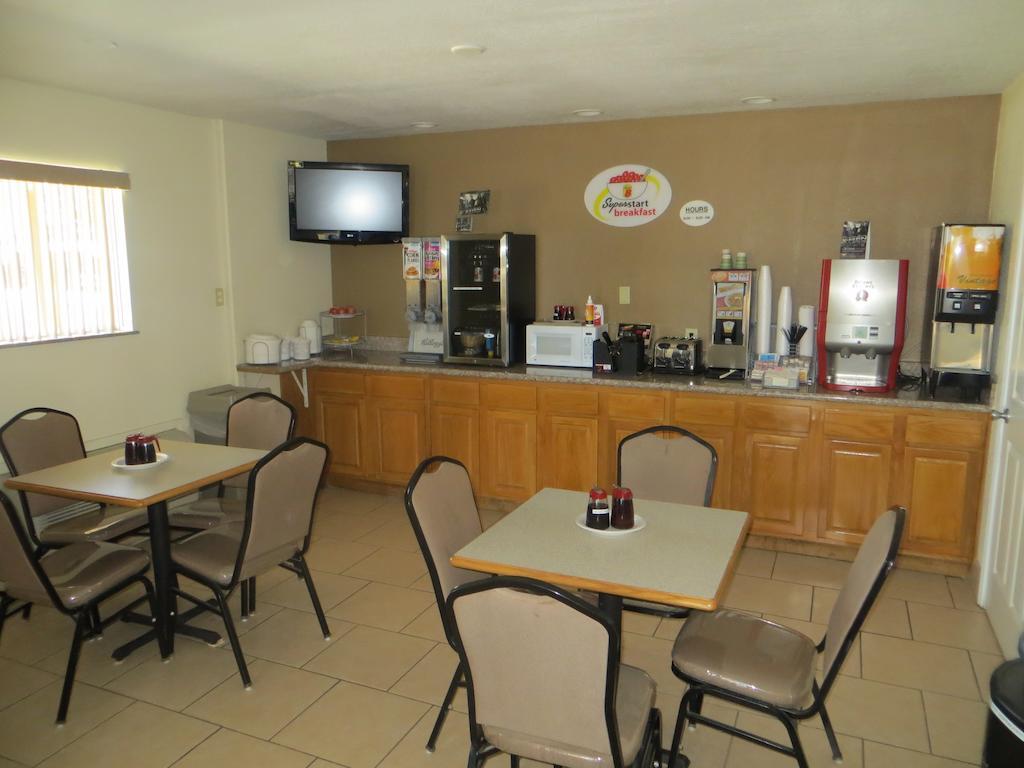 Super 8 By Wyndham Pleasanton Motel Luaran gambar