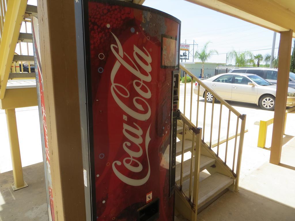 Super 8 By Wyndham Pleasanton Motel Luaran gambar