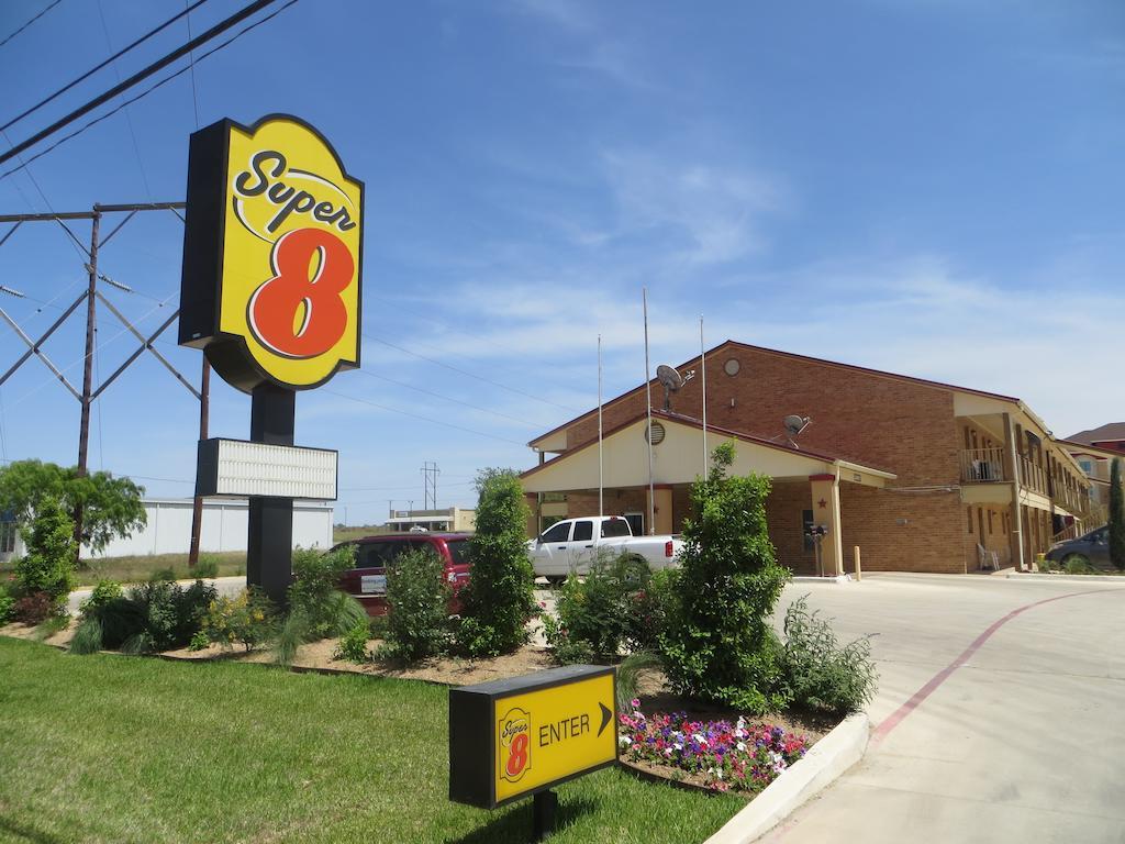 Super 8 By Wyndham Pleasanton Motel Luaran gambar